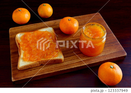みかんジャムとトースト 123337949