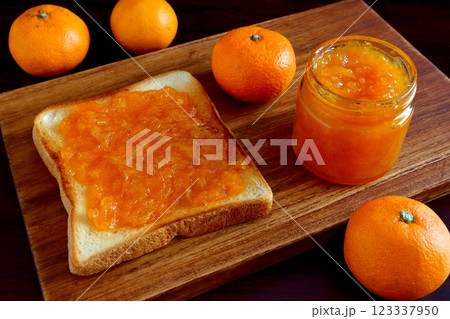 みかんジャムとトースト 123337950