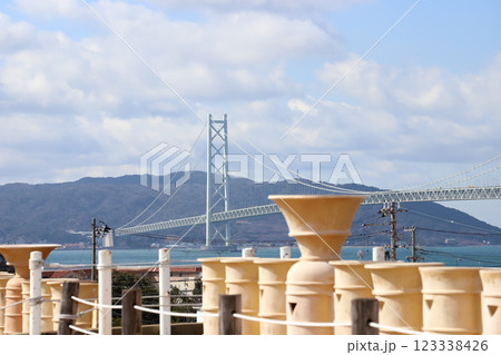五色塚古墳から眺める明石海峡大橋（兵庫県 神戸市） 123338426