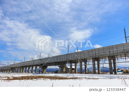 晴れた日の冬景色と北陸新幹線の高架橋 123338447