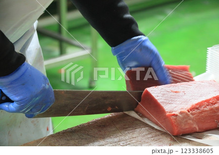 切り分けられる生マグロ 新鮮なマグロ 切り分けられる生マグロ 新鮮なマグロ 123338605