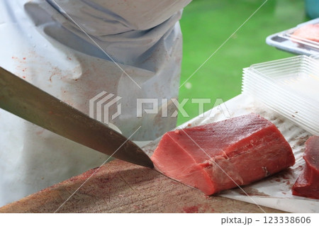 切り分けられる生マグロ　新鮮なマグロ 123338606