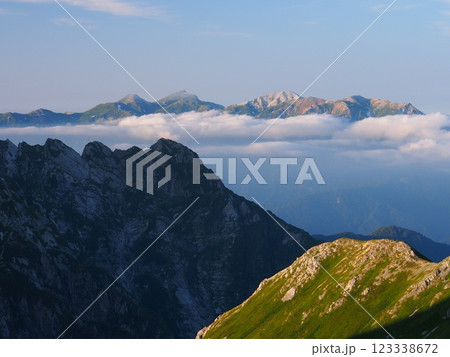 立山連峰・別山乗越から望む雲海に浮かぶ白馬三山 123338672