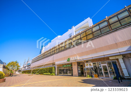 日本の横浜都市景観 桜木町駅 北改札（西口）などを望む＝2月26日 123339023