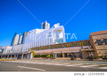 日本の横浜都市景観 新風景。桜木町駅 北改札(西口)や横浜ランドマークタワーなどを望む=2月26日 日本の横浜都市景観 新風景。桜木町駅 北改札(西口)や横浜ランドマークタワーなどを望む=2月26日 123339293