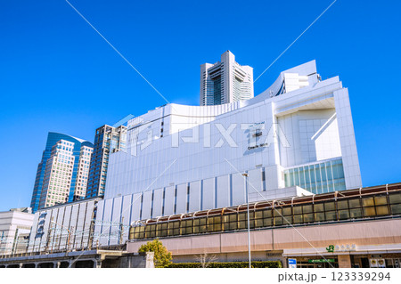 日本の横浜都市景観 新風景。桜木町駅 北改札(西口)や横浜ランドマークタワーなどを望む=2月26日 日本の横浜都市景観 新風景。桜木町駅 北改札(西口)や横浜ランドマークタワーなどを望む=2月26日 123339294