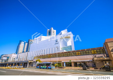 日本の横浜都市景観 新風景。桜木町駅 北改札(西口)や横浜ランドマークタワーなどを望む=2月26日 日本の横浜都市景観 新風景。桜木町駅 北改札(西口)や横浜ランドマークタワーなどを望む=2月26日 123339295