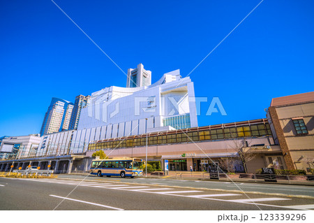 日本の横浜都市景観 新風景。桜木町駅 北改札(西口)や横浜ランドマークタワーなどを望む=2月26日 日本の横浜都市景観 新風景。桜木町駅 北改札(西口)や横浜ランドマークタワーなどを望む=2月26日 123339296