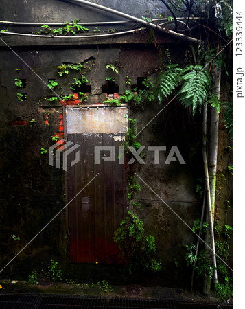 台湾観光！雨の九份の街並み 123339444