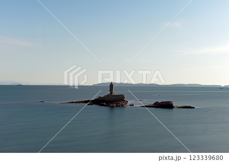 知多半島三河湾に浮かぶ上陸大師像 123339680