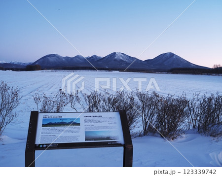 厳冬の北海道　黎明の鹿追町の火山展望地から然別火山群を望む 123339742