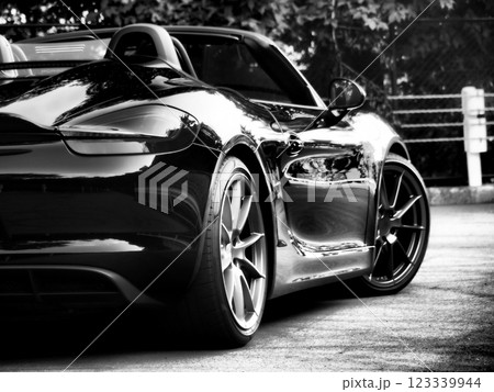 ツヤツヤの黒いオープンカー 123339944