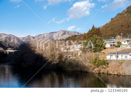 【会津鬼怒川線】高架区間を走行する特急リバティ会津 123340195