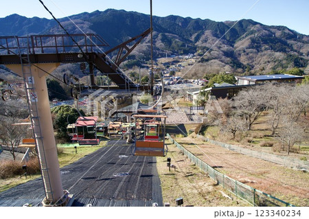 冬の山を登るリフトの風景 123340234
