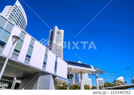 日本の横浜都市景観 新時代へ…YOKOHAMA AIR CABIN桜木町駅などを望む。希望の光 123340762