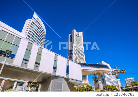 日本の横浜都市景観 新時代へ…YOKOHAMA AIR CABIN桜木町駅などを望む。希望の光 日本の横浜都市景観 新時代へ…YOKOHAMA AIR CABIN桜木町駅などを望む。希望の光 123340763