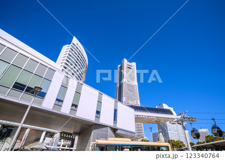 日本の横浜都市景観 新時代へ…YOKOHAMA AIR CABIN桜木町駅などを望む。希望の光 123340764