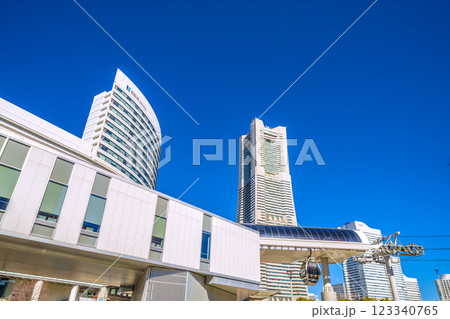 日本の横浜都市景観 新時代へ…YOKOHAMA AIR CABIN桜木町駅などを望む。希望の光 日本の横浜都市景観 新時代へ…YOKOHAMA AIR CABIN桜木町駅などを望む。希望の光 123340765