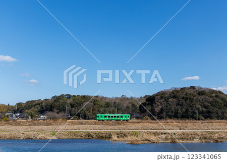 早春の今川沿いを走る平成筑豊鉄道 早春の今川沿いを走る平成筑豊鉄道 123341065