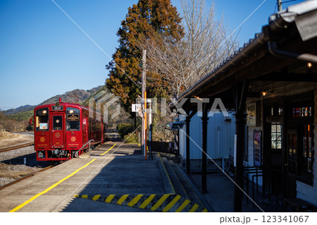 油須原駅で時間調整をする平成筑豊鉄道「ことこと列車」 123341067