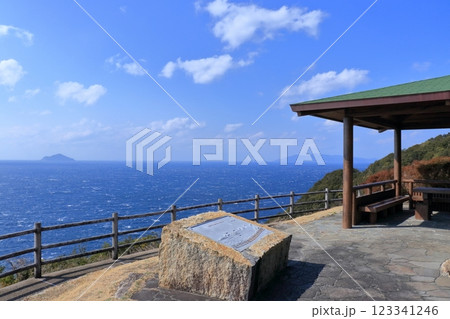 一切峠休憩所から鵜来島を眺める 冬 (高知県 大月町) 一切峠休憩所から鵜来島を眺める 冬 (高知県 大月町) 123341246