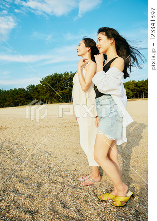 夏の海を眺める女性 夏の海を眺める女性 123341397