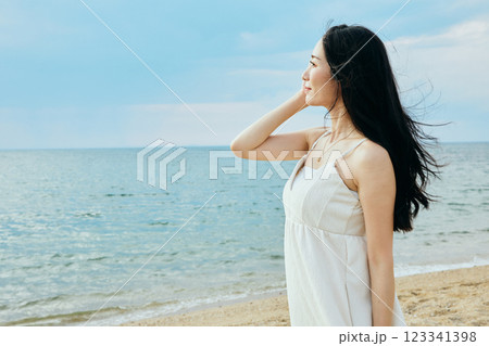 夏の海を眺める女性 夏の海を眺める女性 123341398