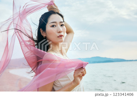 夏の海を眺める女性 夏の海を眺める女性 123341406