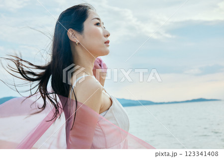 夏の海を眺める女性 夏の海を眺める女性 123341408