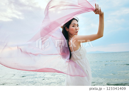 夏の海を眺める女性 123341409