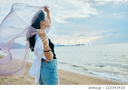 夏の海を眺める女性 123341410