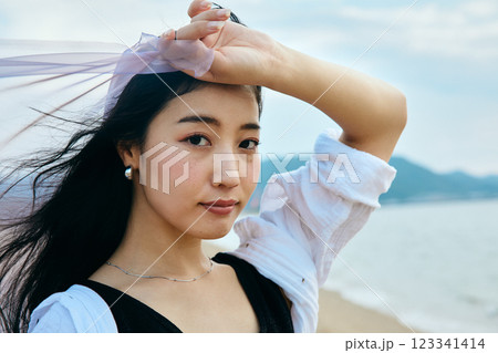 夏の海を眺める女性 123341414