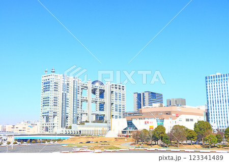 東京都港区、フジテレビ本社ビルの風景 123341489