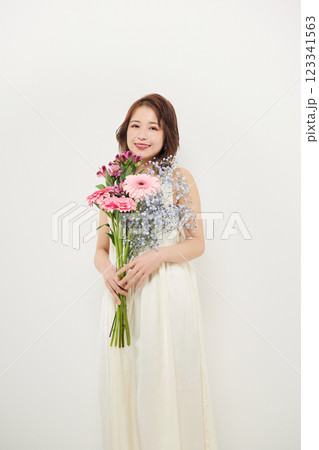 ビューティメイクをした可愛い女性 ビューティメイクをした可愛い女性 123341563