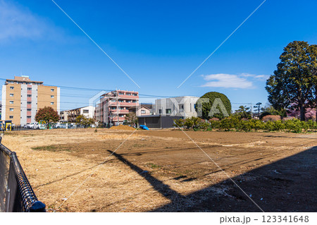 都会の広い更地風景 都会の広い更地風景 123341648