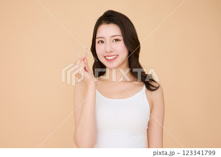 マウスピース矯正をする女性 マウスピース矯正をする女性 123341799
