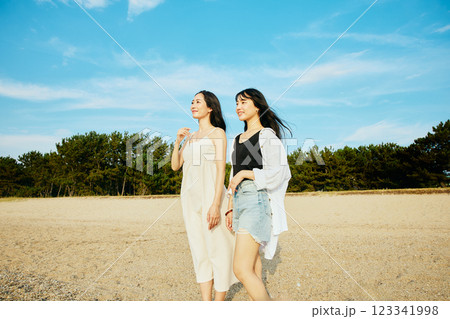 夏の海を眺める女性 123341998