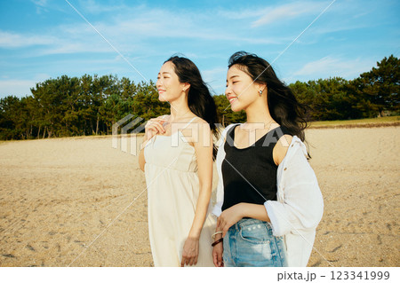 夏の海を眺める女性 123341999