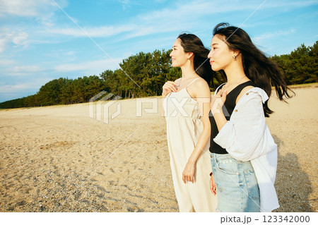 夏の海を眺める女性 123342000