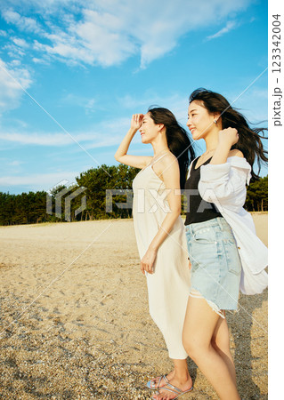 夏の海を眺める女性 123342004