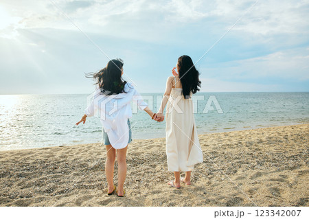 夏の海を眺める女性 夏の海を眺める女性 123342007