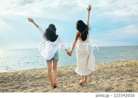 夏の海を眺める女性 123342010