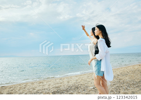 夏の海を眺める女性 123342015