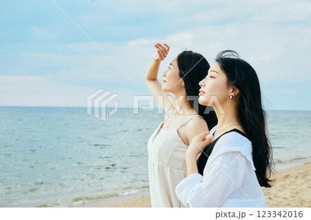 夏の海を眺める女性 123342016