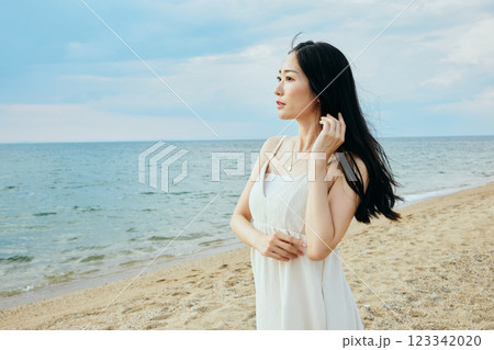 夏の海を眺める女性 123342020