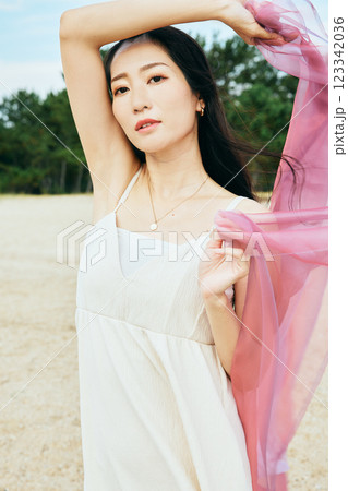夏の海を眺める女性 夏の海を眺める女性 123342036