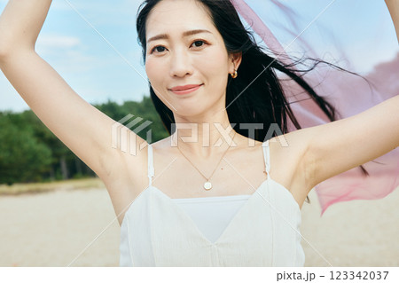 夏の海を眺める女性 夏の海を眺める女性 123342037