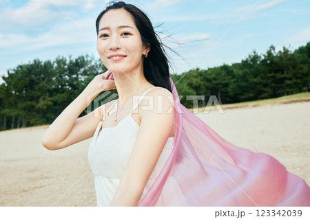 夏の海を眺める女性 夏の海を眺める女性 123342039
