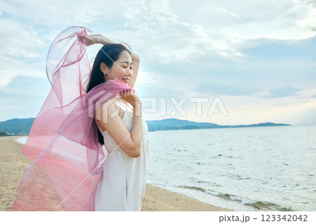 夏の海を眺める女性 123342042