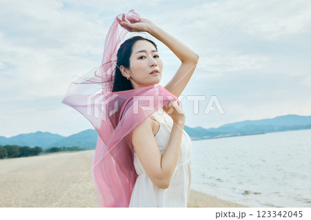 夏の海を眺める女性 夏の海を眺める女性 123342045